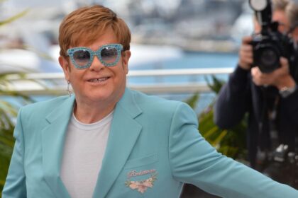 Elton John: cantor comenta avanço de tratamento nos olhos