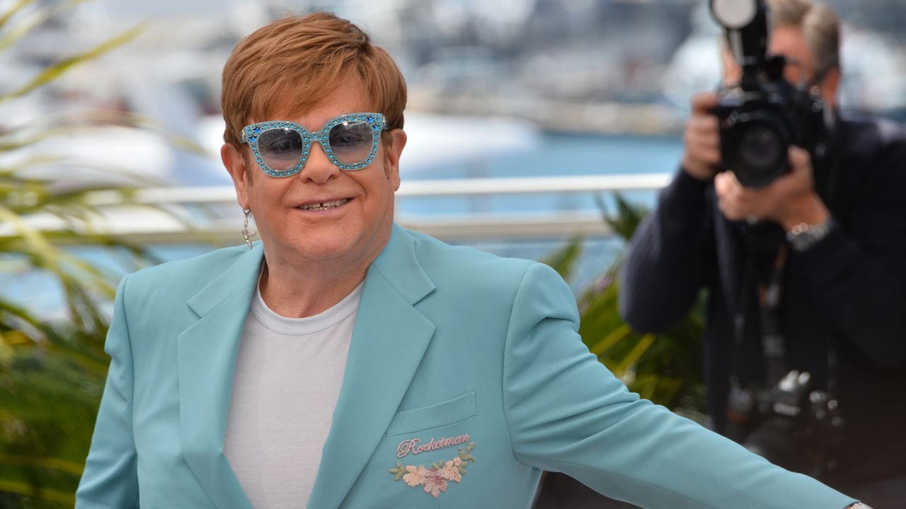 Elton John: cantor comenta avanço de tratamento nos olhos