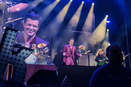 The Killers homenageia os Beatles com cover de “I Wanna Hold Your Hand” em show histórico em Nova York