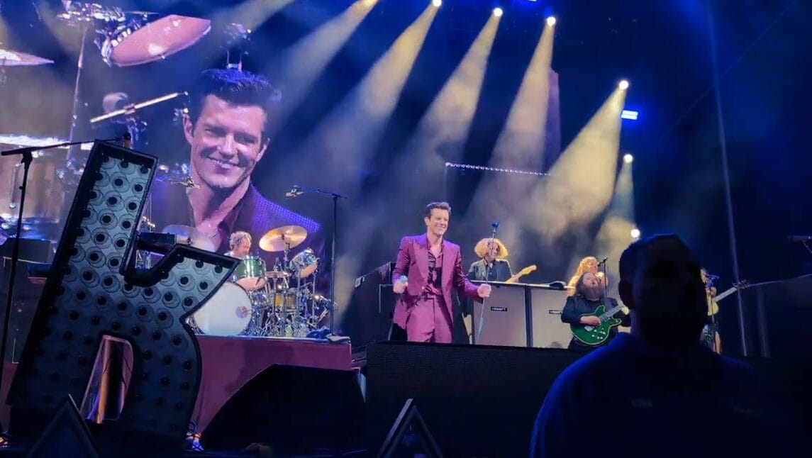 The Killers homenageia os Beatles com cover de “I Wanna Hold Your Hand” em show histórico em Nova York
