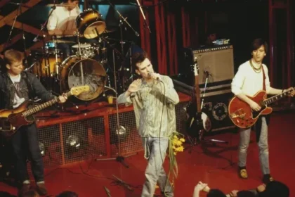 Morrissey acusa Johnny Marr de bloquear lançamento de álbum dos The Smiths