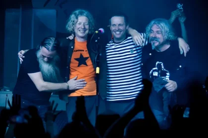 Cast confirmada como banda de abertura na turnê de reunião do Oasis