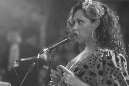 Fernanda Copatti e banda Vapor Barato  no Ocidente!