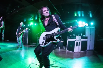 Jake E. Lee afirma que o tiroteio foi desencadeado por uma briga com “dois ladrões”