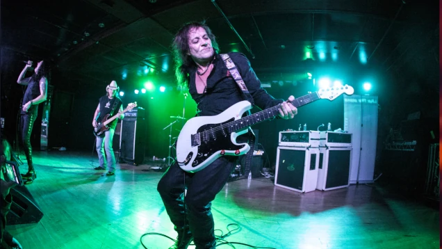 Jake E. Lee afirma que o tiroteio foi desencadeado por uma briga com “dois ladrões”