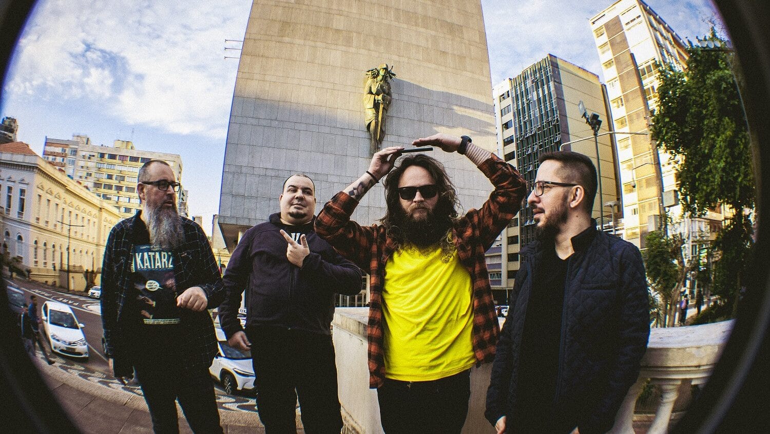 Confira o lyric video de ‘Camisa Amarela’, single irônico do músico gaúcho Jaydson