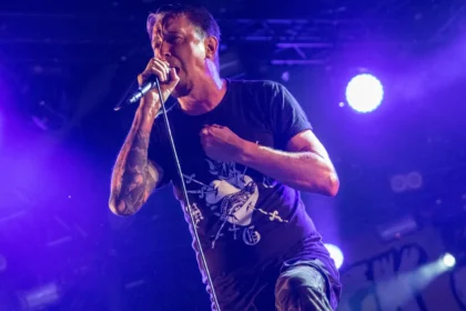 Lou Koller, vocalista do Sick Of It All, morre aos 59 anos