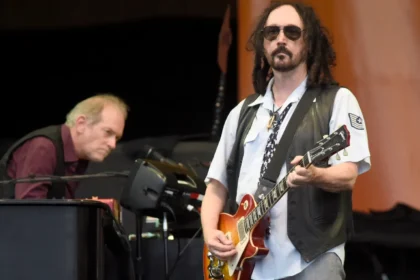 Guitarista de Tom Petty and The Heartbreakers, Mike Campbell, publica sua autobiografia”