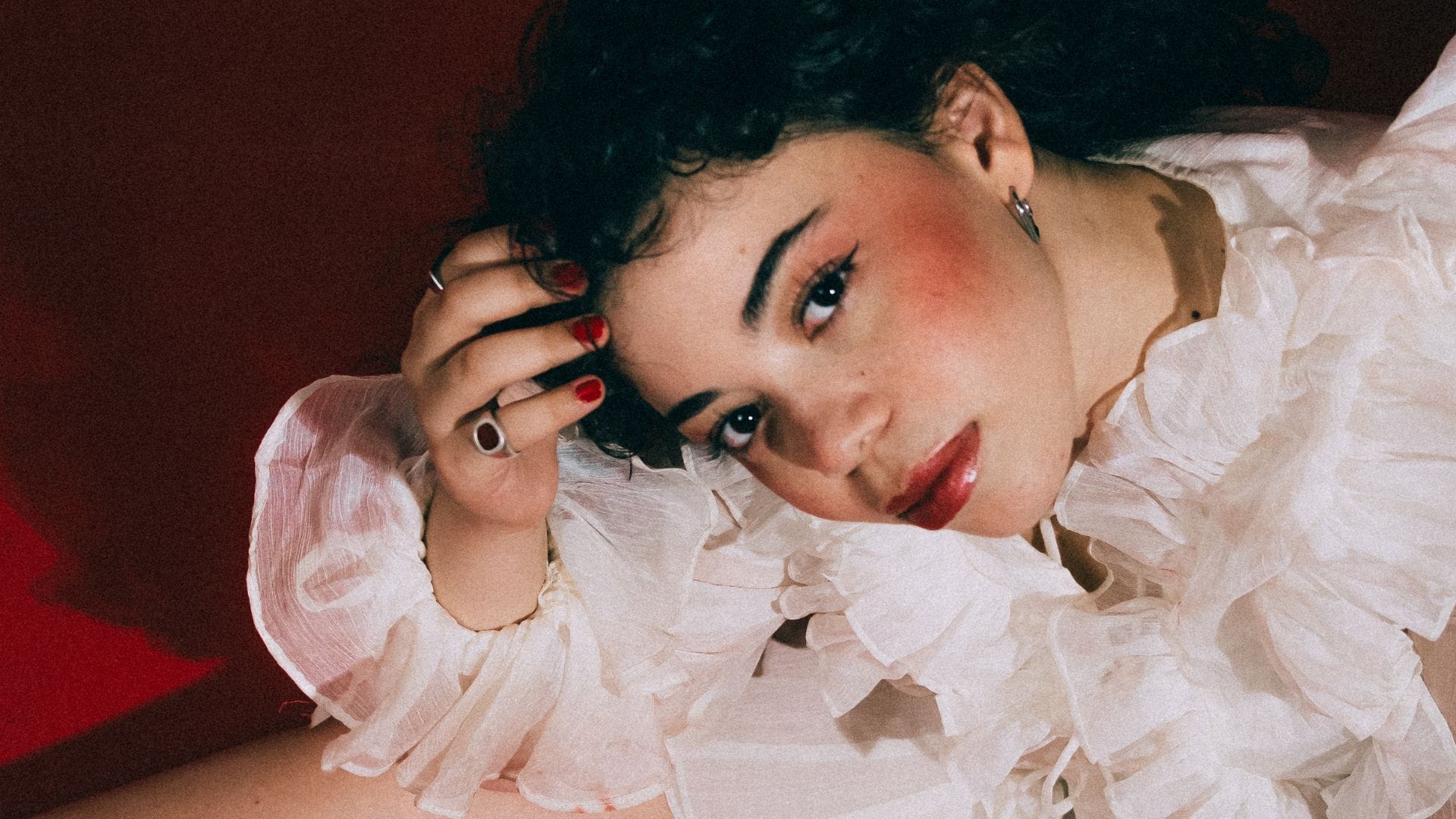 Artista periférica Süzy debuta com EP sobre a vida adulta