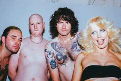 Assista Jerkin’, novo single da banda Amyl and the Sniffers
