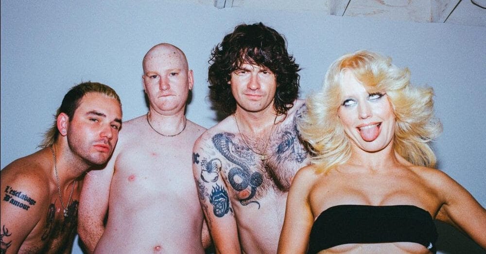 Assista Jerkin’, novo single da banda Amyl and the Sniffers