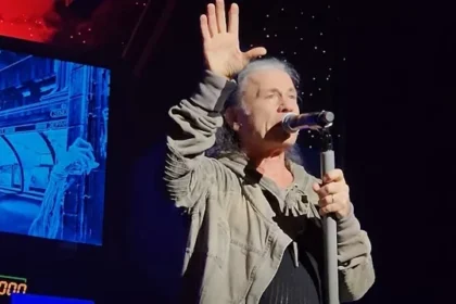 Iron Maiden presta homenagem a Paul Di’Anno em show nos Estados Unidos