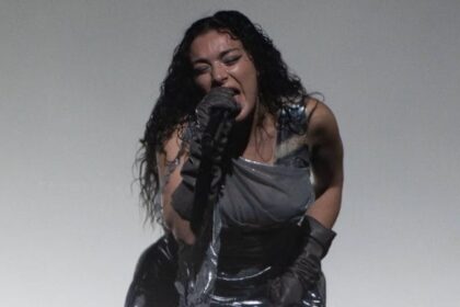 Charli XCX lança “Brat and it’s completely different but also still brat”