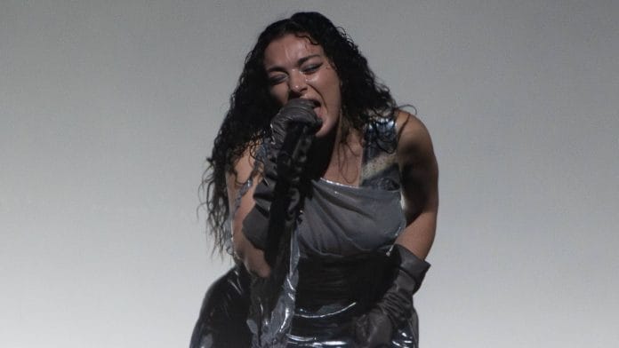 Charli XCX lança “Brat and it’s completely different but also still brat”