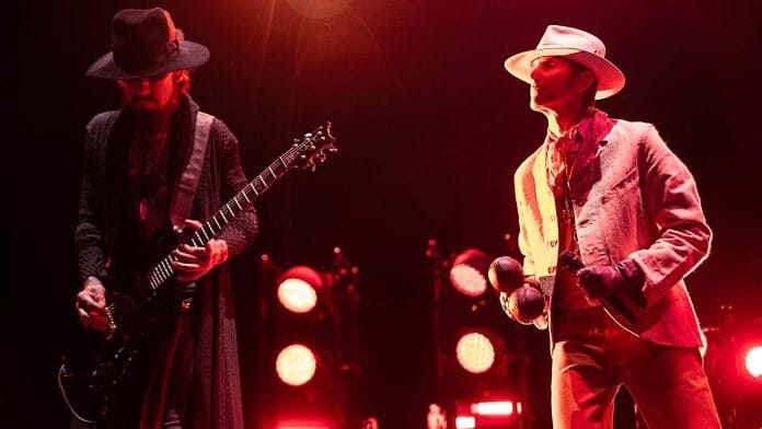Técnico do Jane’s Addiction revela áudio isolado de briga entre Perry Farrell e Dave Navarro durante show