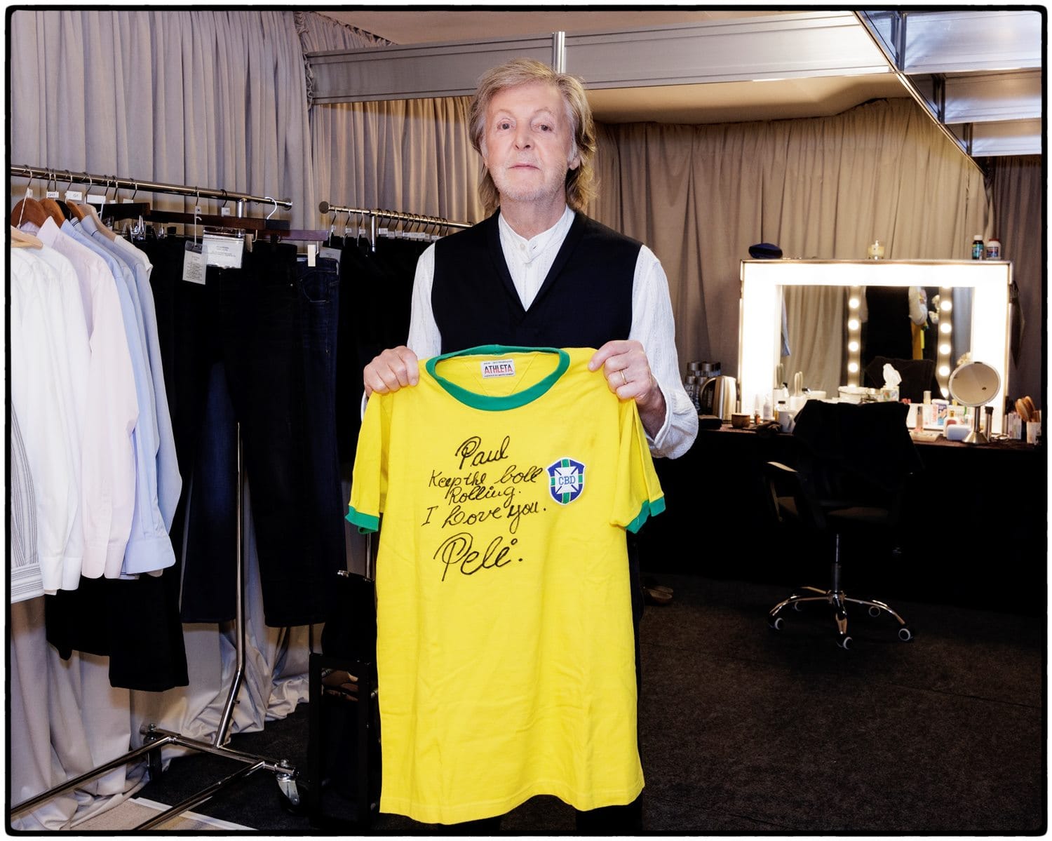 Paul McCartney recebe camisa autografada por Pelé antes de show em São Paulo