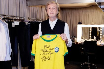 Paul McCartney recebe camisa autografada por Pelé antes de show em São Paulo