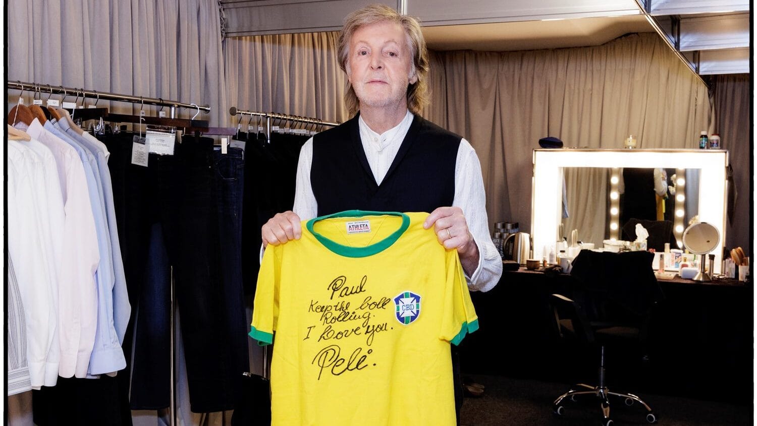 Paul McCartney recebe camisa autografada por Pelé antes de show em São Paulo