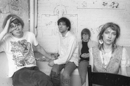 Sonic Youth anuncia lançamento de rara gravação ao vivo “Hold That Tiger” para 2025