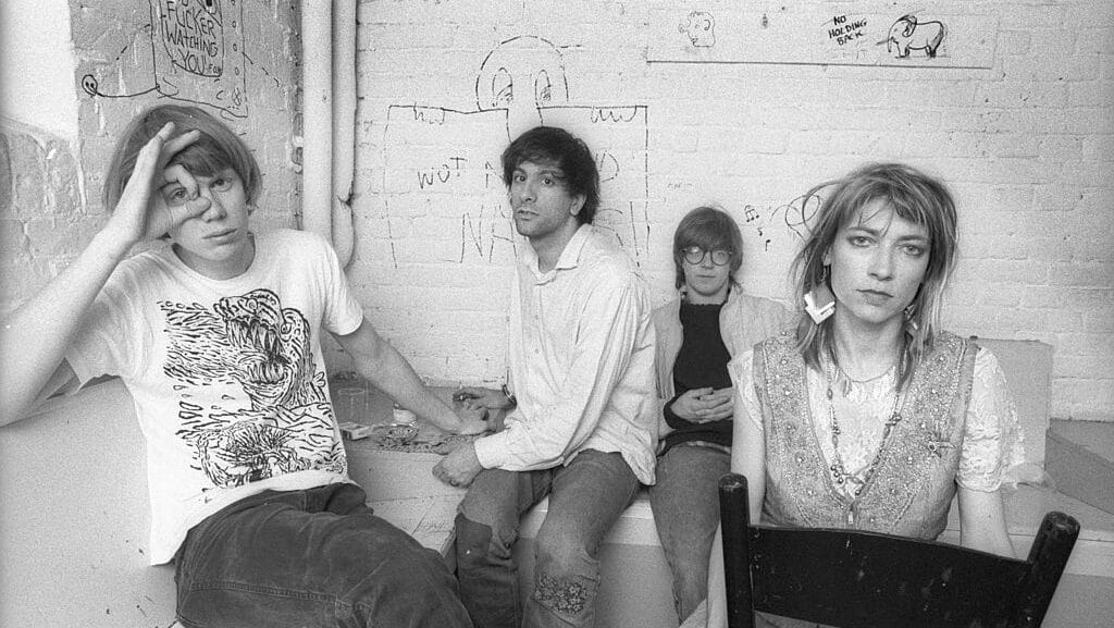 Sonic Youth anuncia lançamento de rara gravação ao vivo “Hold That Tiger” para 2025