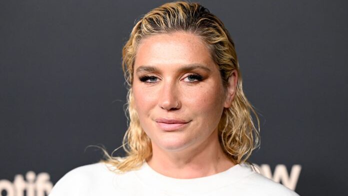 Kesha provoca nova fase com “Delusional” e enfrenta polêmica sobre arte do single