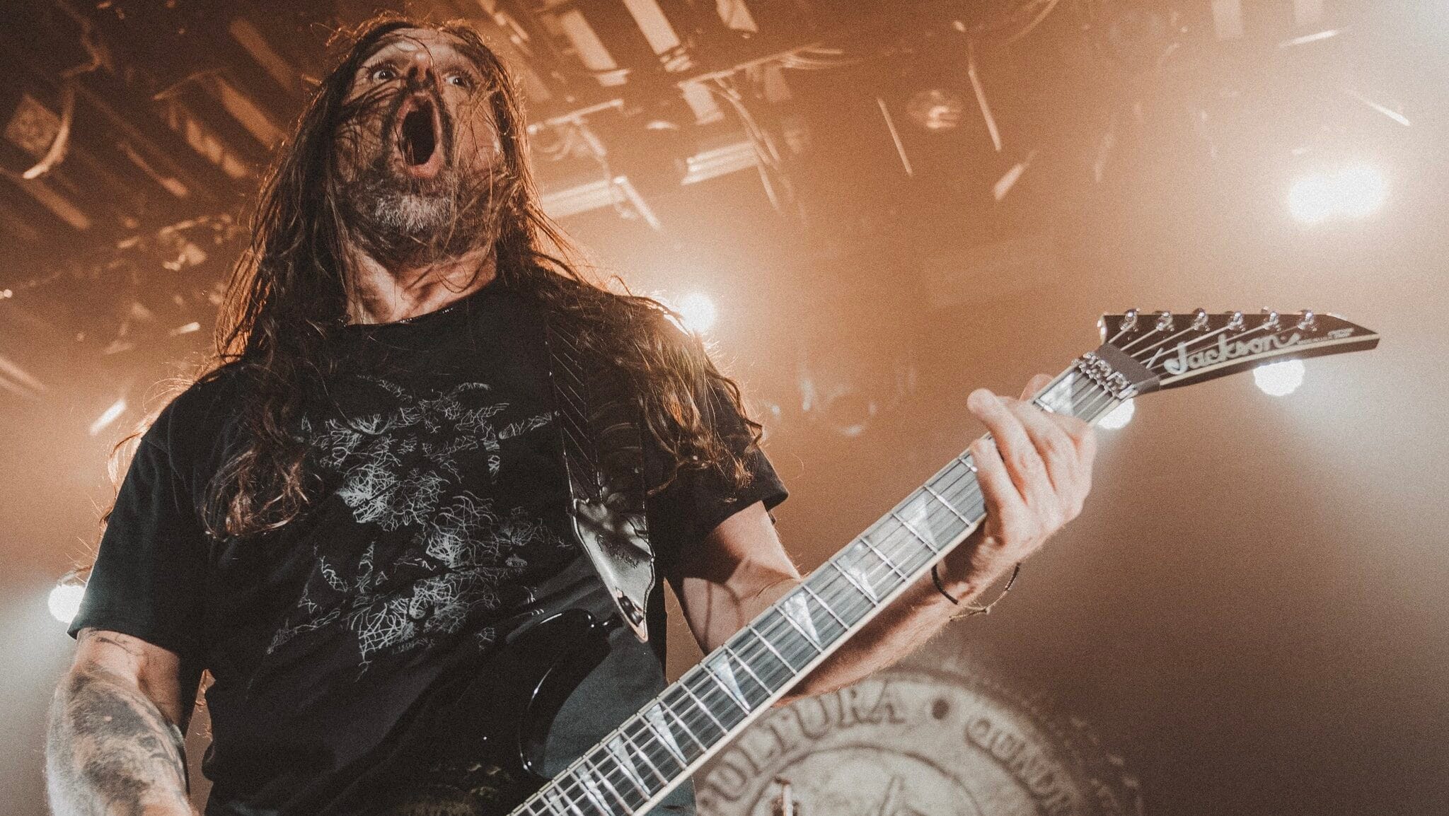 Andreas Kisser critica regravações dos irmãos Cavalera: “Valor artístico é zero”