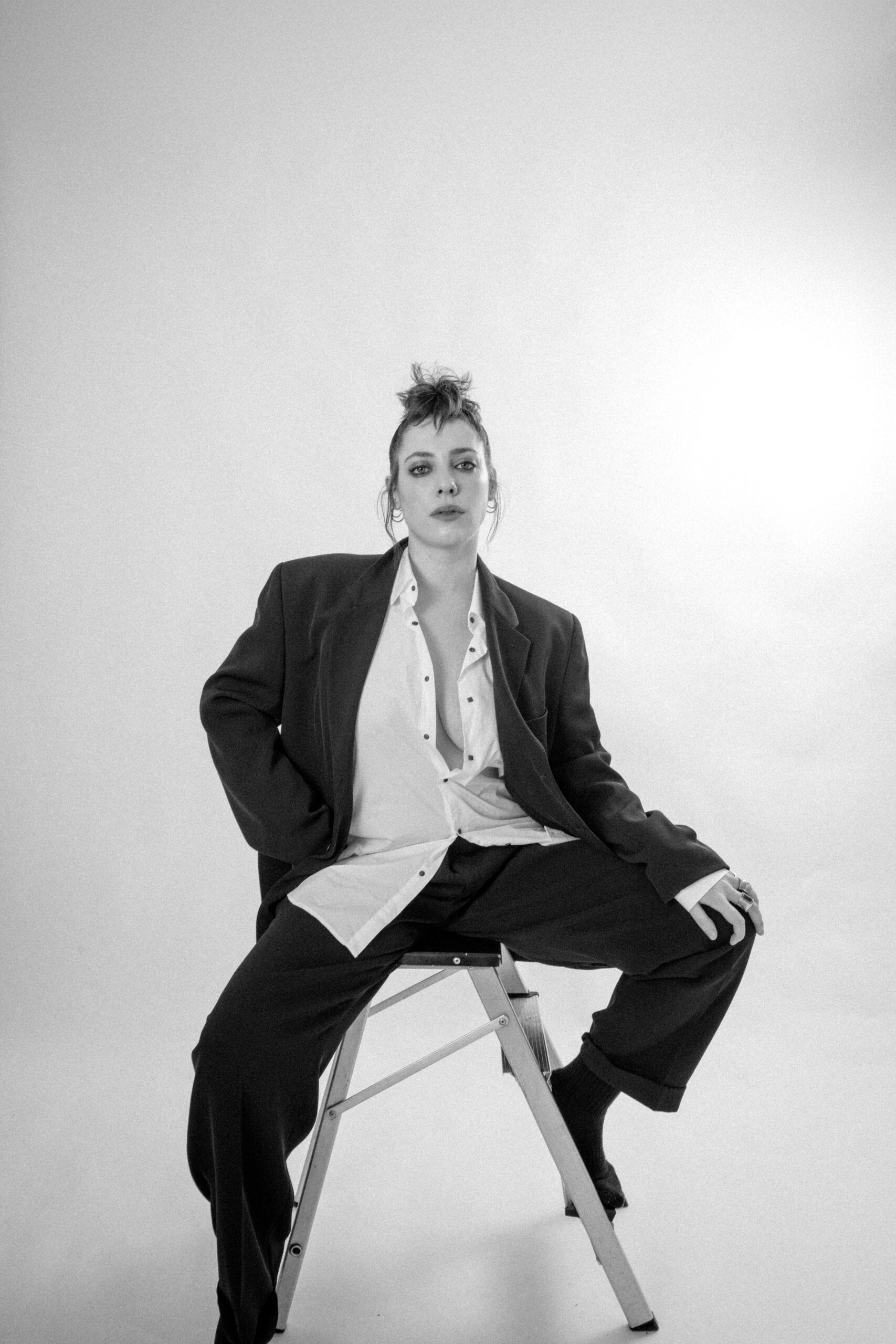 MADRE, projeto de Luiza Pereira, lança primeiro álbum solo acompanhado de manifesto anti-digital