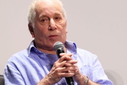 Paul Simon reflete sobre a perda auditiva e criatividade