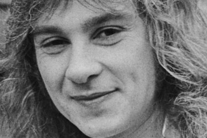 Peter Sinfield, cofundador e letrista do King Crimson, morre aos 80 anos