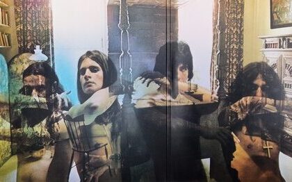 Porque Tony Iommi esconde o rosto na capa álbum “Sabbath Bloody Sabbath” (Essa você não vai acreditar!)