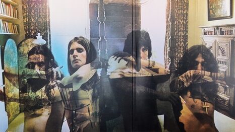 Porque Tony Iommi esconde o rosto na capa álbum “Sabbath Bloody Sabbath” (Essa você não vai acreditar!)