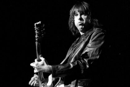 Johnny Ramone revela seu álbum favorito dos Ramones