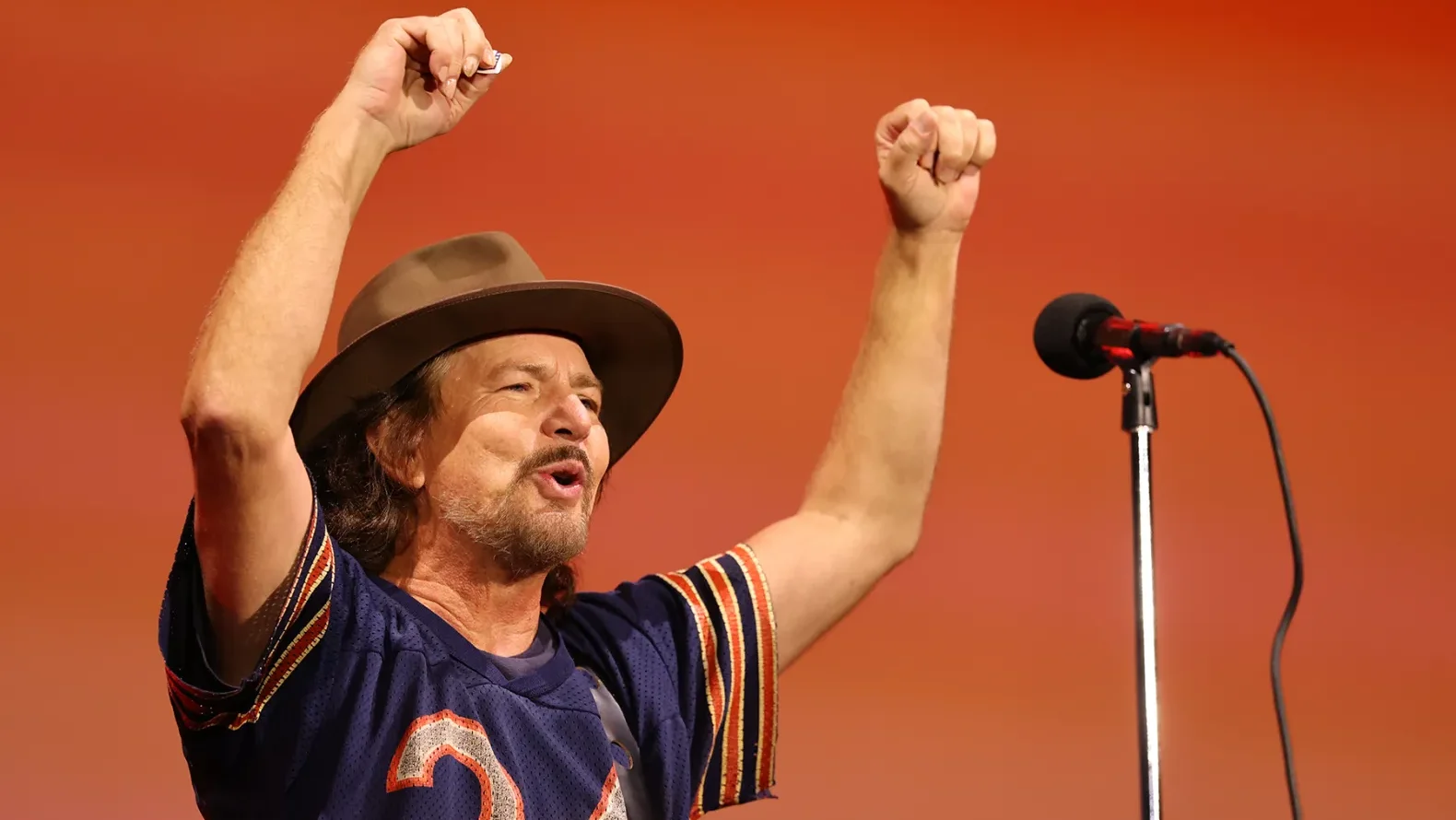 Pearl Jam encerra turnê mundial de 2024 com performance de Hunger Strike pela primeira vez desde a morte de Chris Cornell