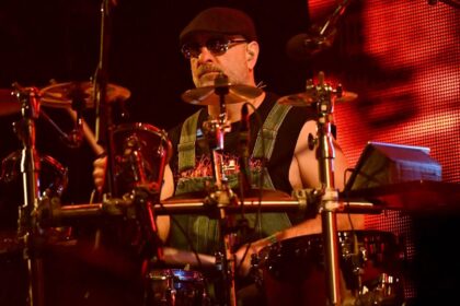 Primus já gravou “muita coisa” para novo álbum, diz baterista John Hoffman