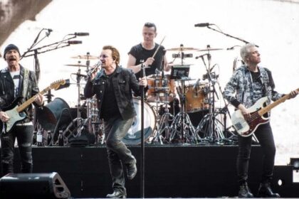 U2 volta ao estúdio com Larry Mullen Jr. e explora novos sons “sci-fi Irish folk” com Brian Eno