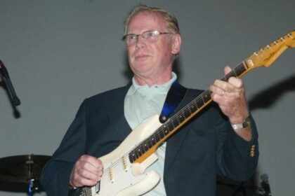 Vic Flick, guitarrista do tema de James Bond, morre aos 87 anos