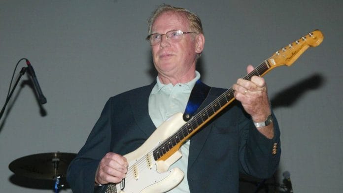 Vic Flick, guitarrista do tema de James Bond, morre aos 87 anos