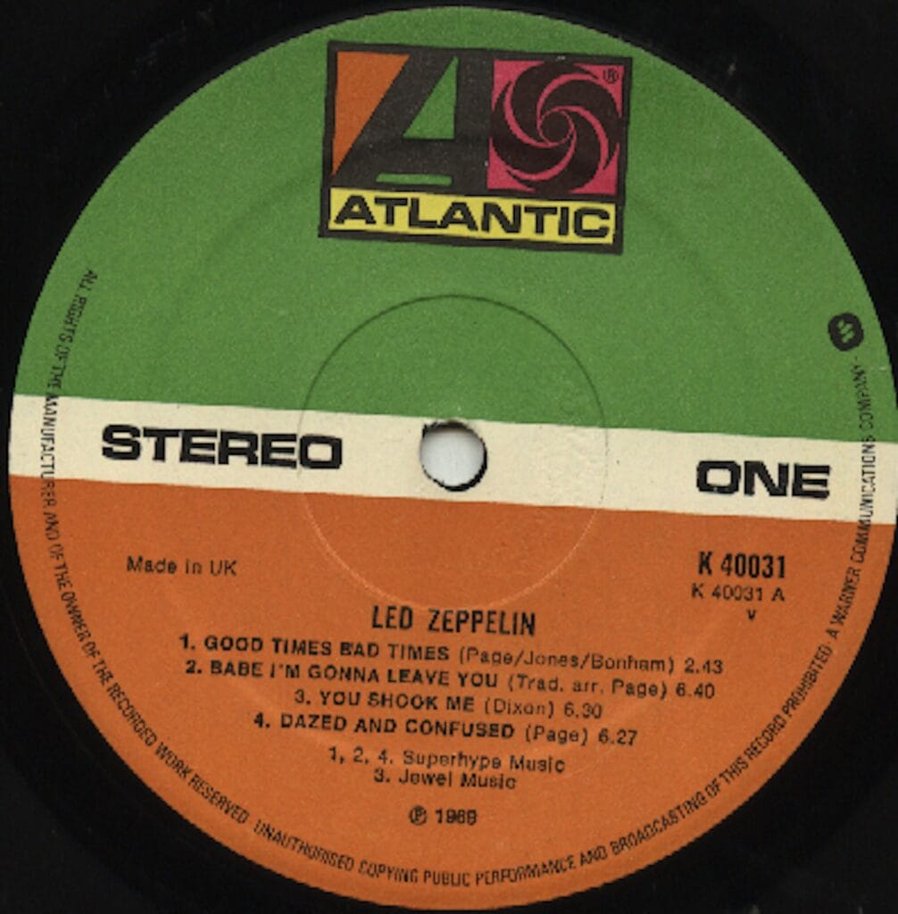 Um exemplo de uma prensagem UK K 40031 do álbum de estreia do Led Zeppelin com o “v” visto no lado direito do rótulo (Oleg Korsunskiy)