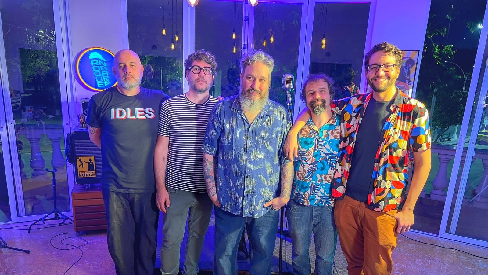 Estranhos Românticos lança single “Por que Você Me Trata Assim”