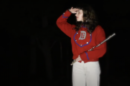Clairo lança clipe de Sexy To Someone, dando nova vida a um dos destaques de Charm