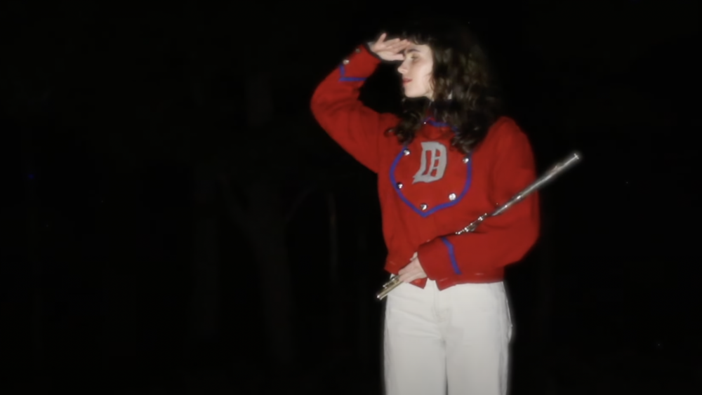 Clairo lança clipe de Sexy To Someone, dando nova vida a um dos destaques de Charm