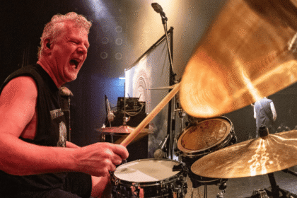 Simon Dawson é anunciado como novo baterista do Iron Maiden para turnê de 2025