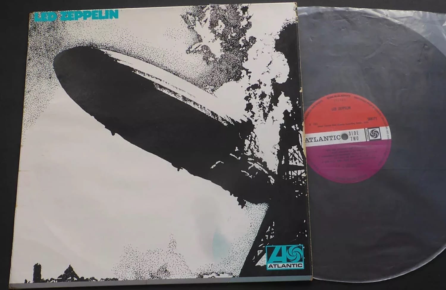 As primeiras prensagens do álbum de estreia do Led Zeppelin podem ser identificadas pelo texto turquesa na capa, bem como por uma faixa cinza na parte