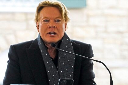 Axl Rose encerra processo por acusação de abuso sexual com acordo privado