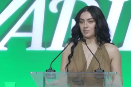 Charli XCX destaca influência de Lou Reed e Velvet Underground em discurso de premiação
