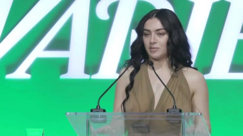 Charli XCX destaca influência de Lou Reed e Velvet Underground em discurso de premiação