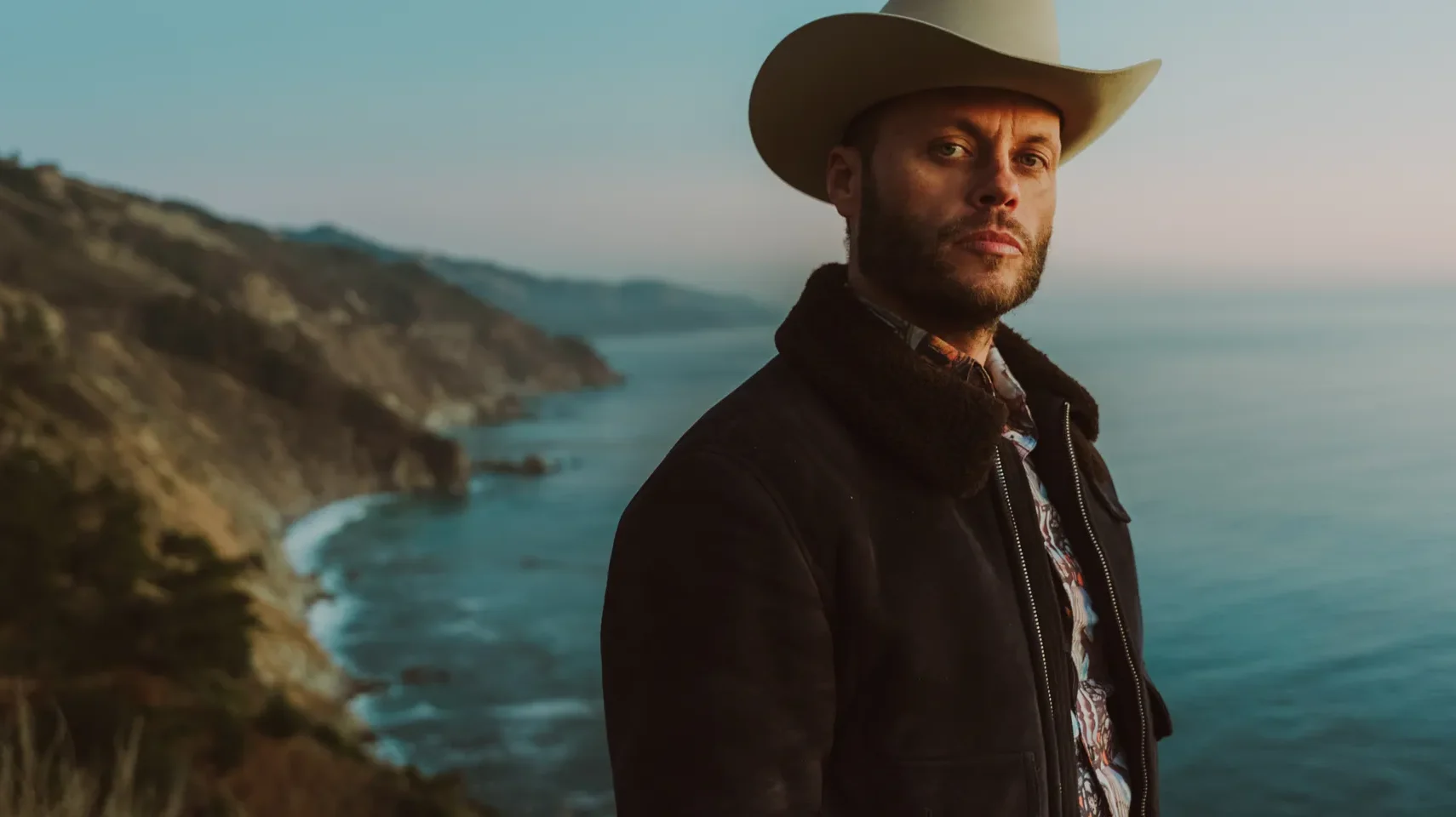 Charley Crockett assina com a Island Records e anuncia novo álbum, “Lonesome Drifter”