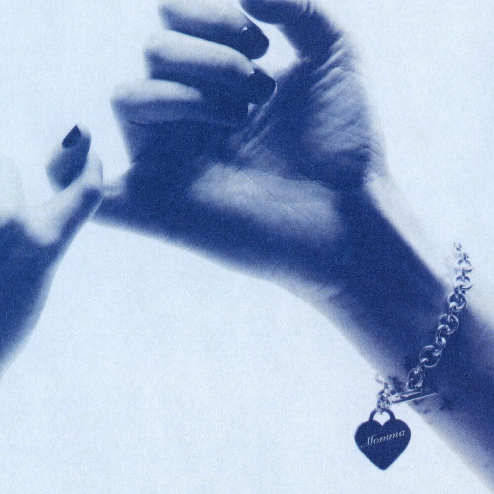 Momma anuncia novo álbum Welcome To My Blue Sky e divulga single