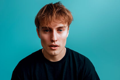 Andrew Scott estrela novo clipe de Sam Fender, “People Watching”