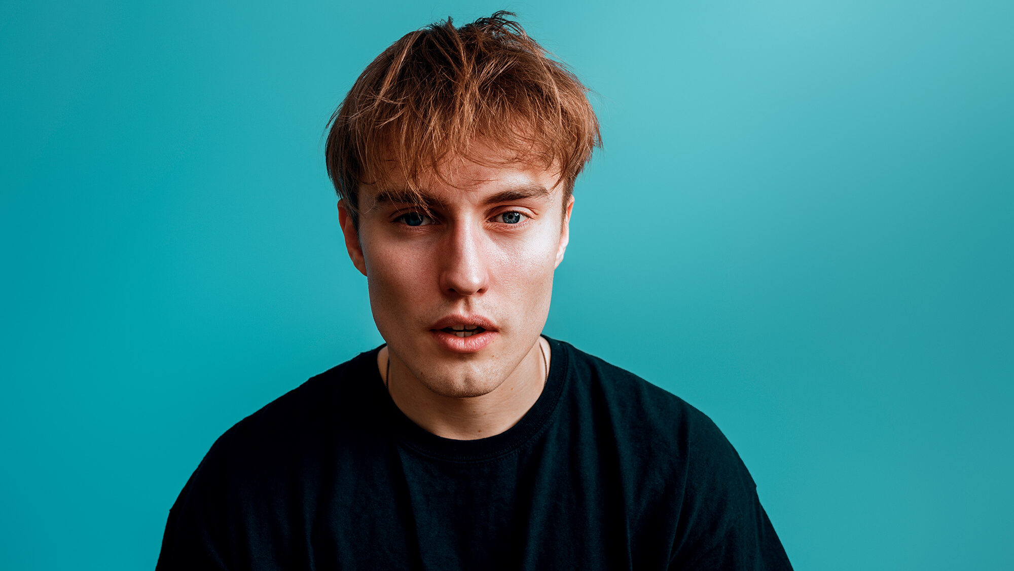 Andrew Scott estrela novo clipe de Sam Fender, “People Watching”